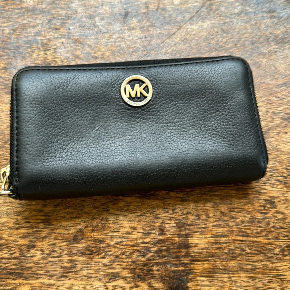 Michael Kors black leather zipper wallet
